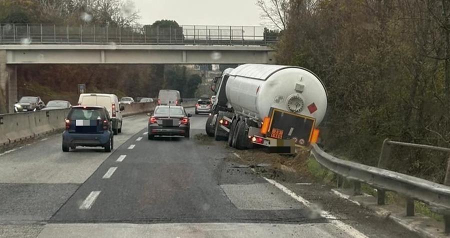 
	Il camion uscito fuori strada (Foto Dannati della Fi-Pi-Li / Facebook)

