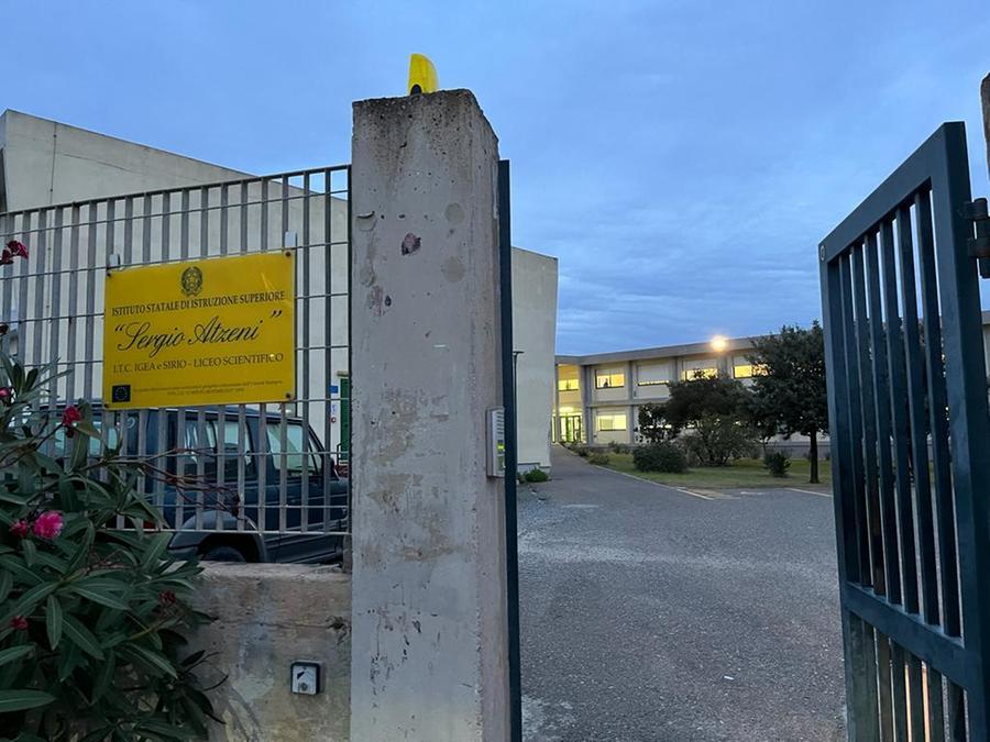 Capoterra, studente di 15 anni accoltellato alla gola da un 14enne all’uscita di scuola: è in pericolo di vita