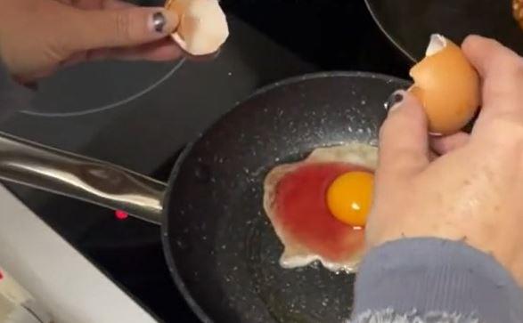 
	L'uovo rosso mangiato in diretta TikTok dall'utente

