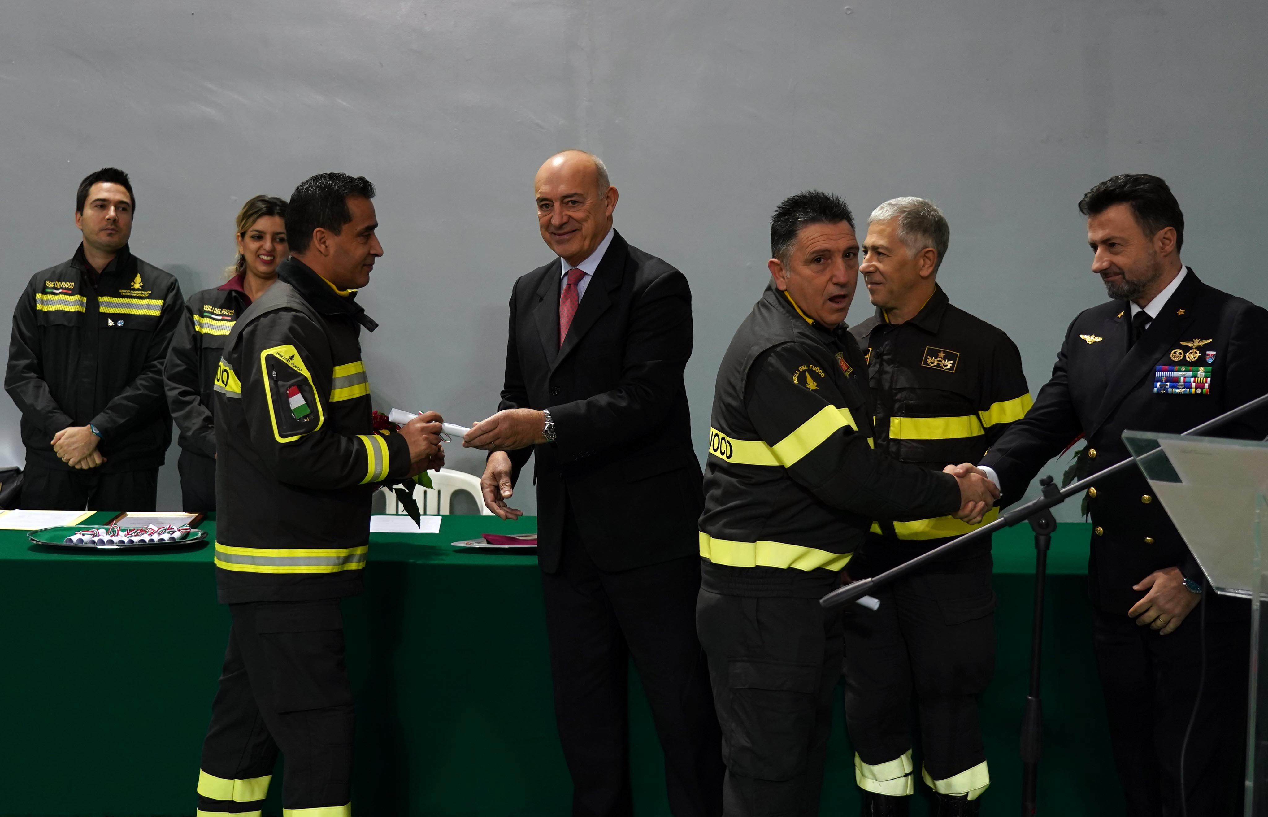 Guido Michelucci a destra mentre riceve il premio dal contrammiraglio Lorenzano Di Renzo (foto Franco Silvi)