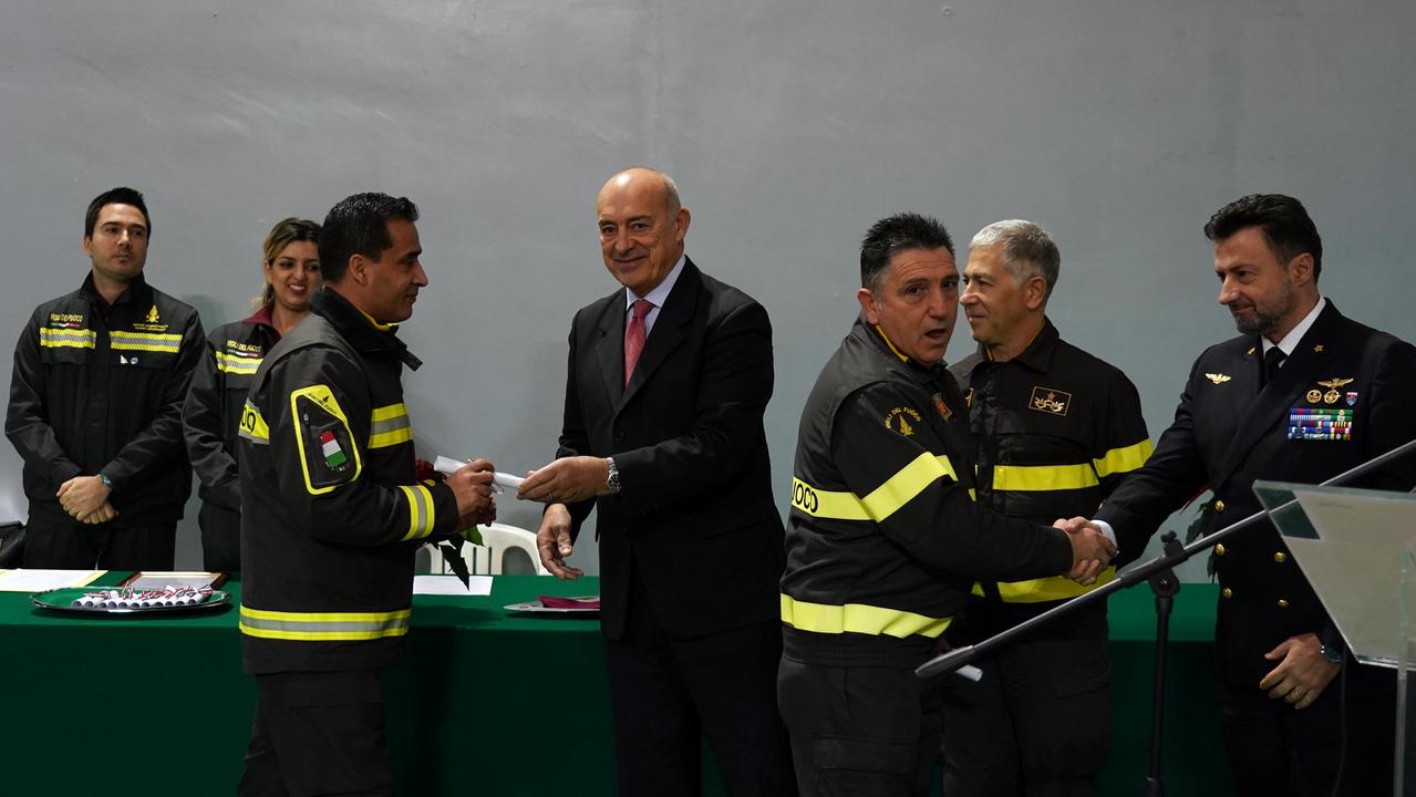 Guido Michelucci a destra mentre riceve il premio dal contrammiraglio Lorenzano Di Renzo (foto Franco Silvi)