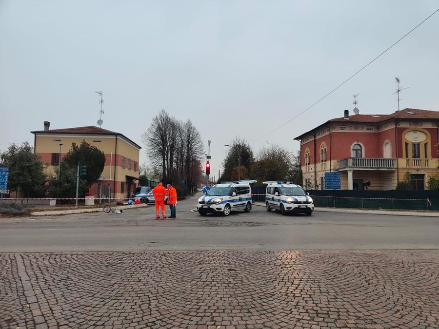 Camposanto, scontro tra bici e camion: grave un 89enne