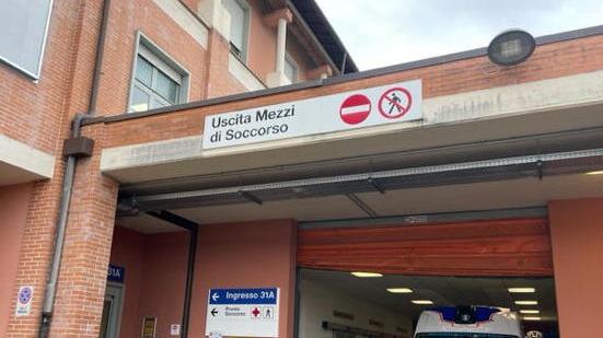 Pisa, a Cisanello mancano posti letto: lasciato su una barella al pronto soccorso quattro giorni