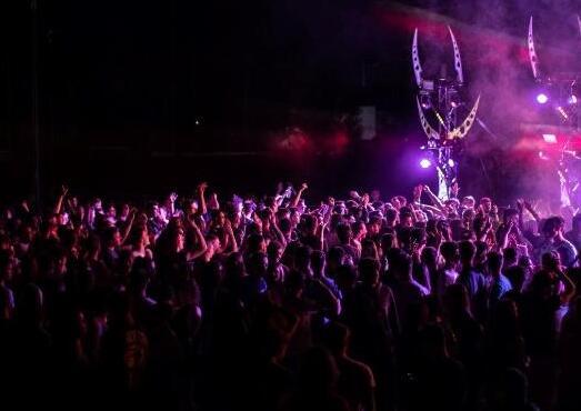 Lucca, blitz della polizia alla festa in villa: il motivo dello stop alla musica. La rabbia dei genitori