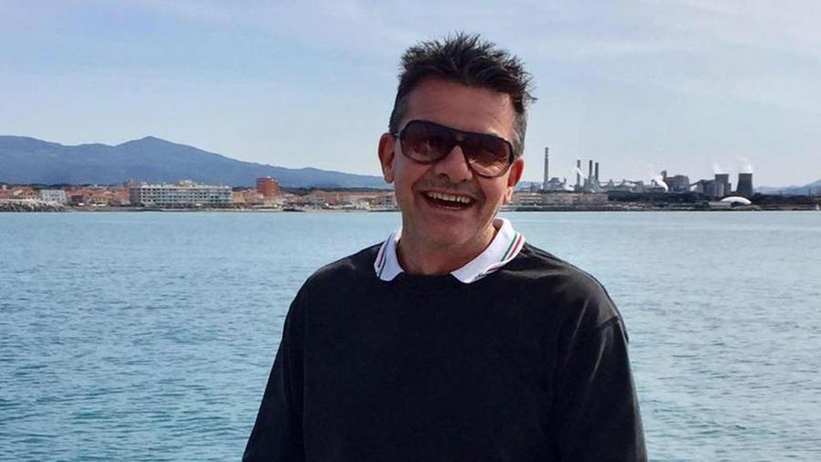 Rosignano, una maglia biancoblù sul feretro per salutare Massimo Foschi: «Era un ragazzo d’oro»