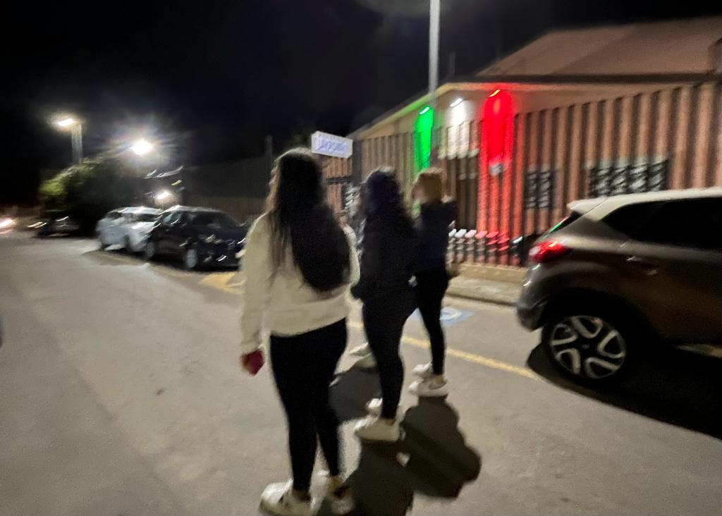 Ragazzo accoltellato davanti a scuola, lo sconcerto dei compagni: «Ora tra noi c’è chi ha paura» 