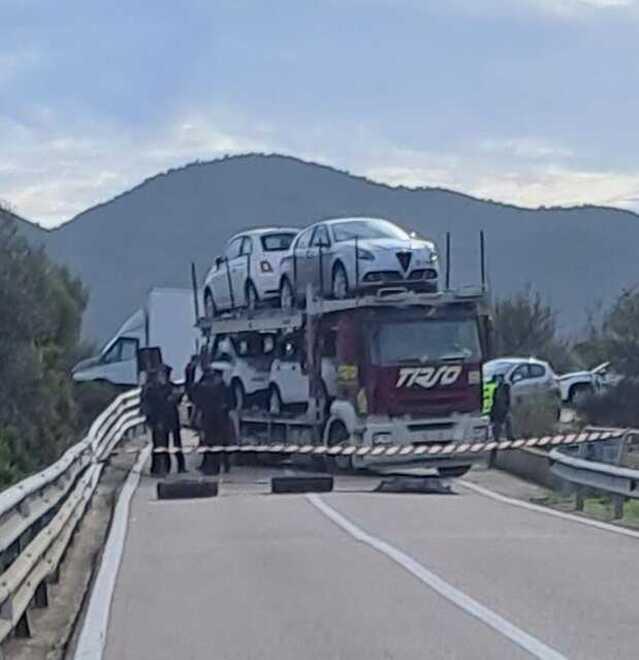Assalto al portavalori in Ogliastra, l’autista della bisarca: «La pistola contro di me, ho dovuto ubbidire» 
