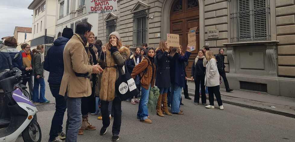 Firenze, i genitori della scuola Hugo bloccano il traffico: «Vogliamo più sicurezza per i nostri figli»