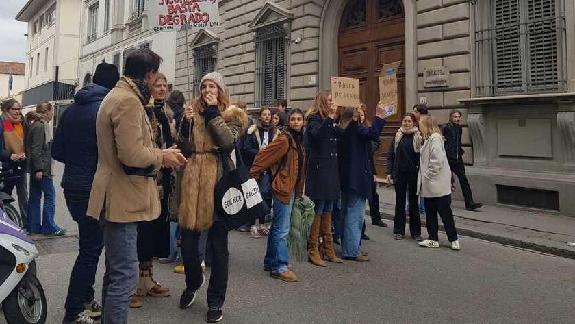 Firenze, i genitori della scuola Hugo bloccano il traffico: «Vogliamo più sicurezza per i nostri figli»