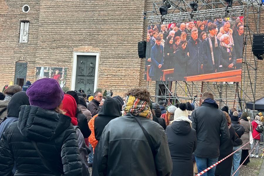 Giulia Cecchettin, i funerali: applausi e commozione. Le parole del padre: «Addio amore mio»