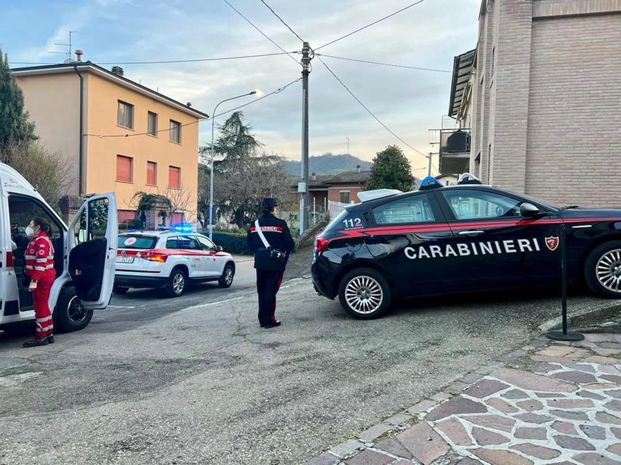 Accoltella l’uomo che ha accompagnato a casa la moglie