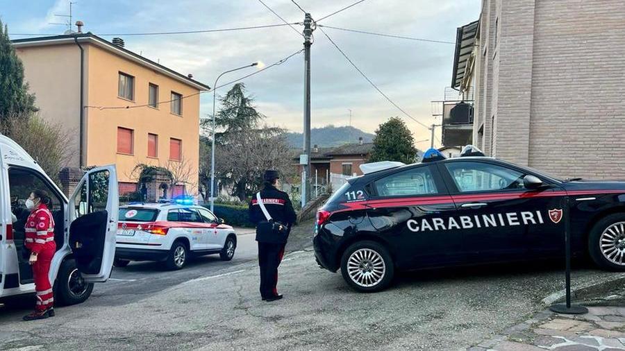 Accoltella l’uomo che ha accompagnato a casa la moglie