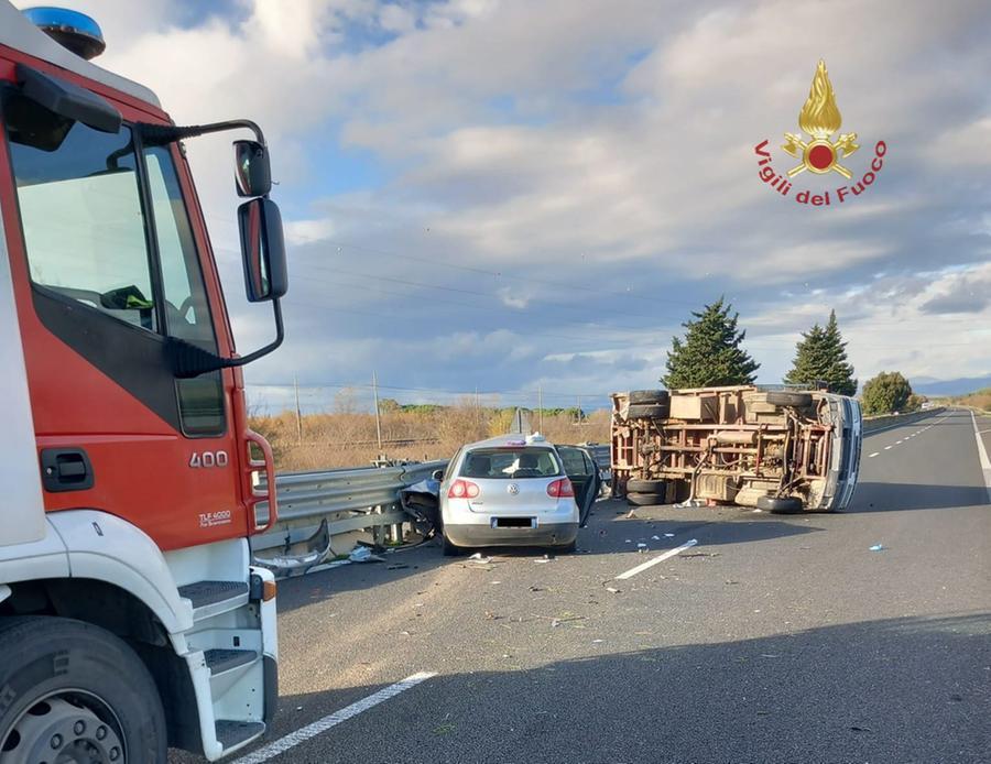 Grosseto: schianto fra auto e furgone, tre feriti e Aurelia ko
