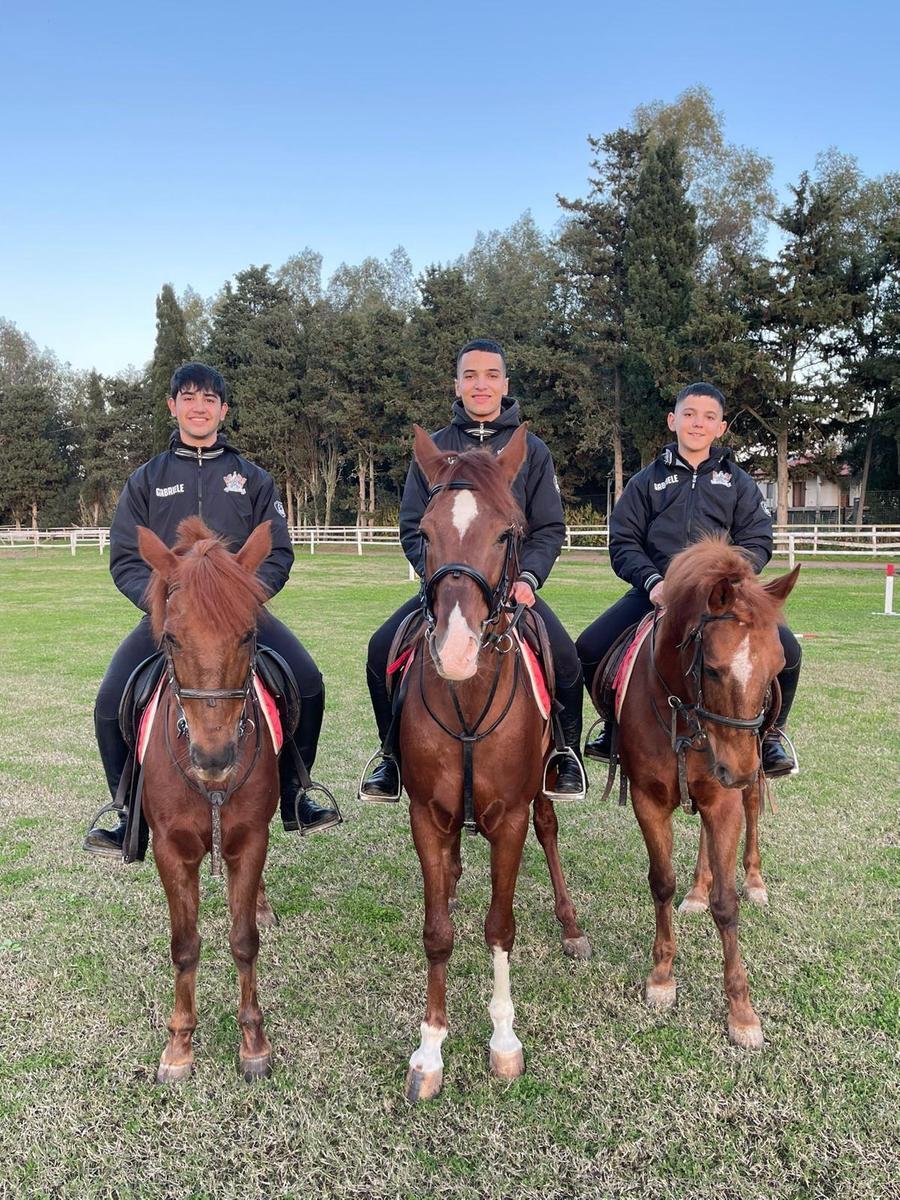 
	Al centro il componidoreddu Luca Piras, alla sua destra Gabriele Piras e alla sua sinistra Gabriele Palmas

