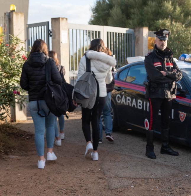 Studente accoltellato a Capoterra, il preside ai ragazzi: «Abbiamo due vittime»