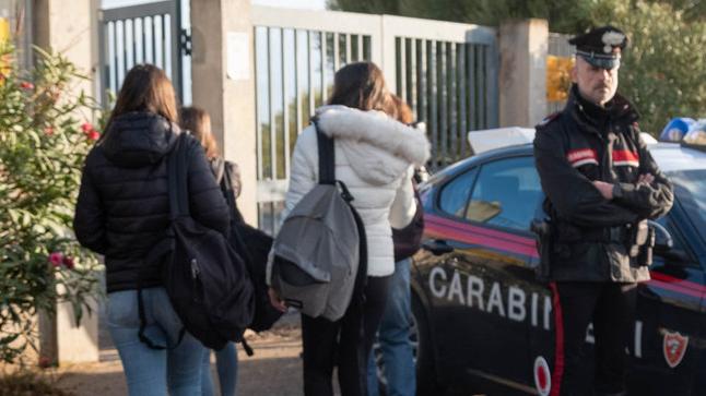 Studente accoltellato a Capoterra, il preside ai ragazzi: «Abbiamo due vittime»