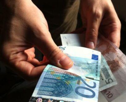 Modena, raggira un uomo disabile e gli sottrae 100mila euro<br>
