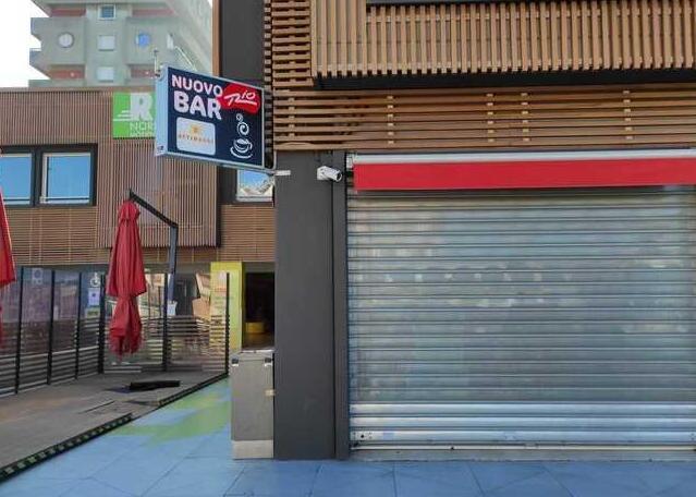 Modena, vuole la colazione gratis, la barista dice "no": «Mi ha presa a pugni in faccia»<br>
