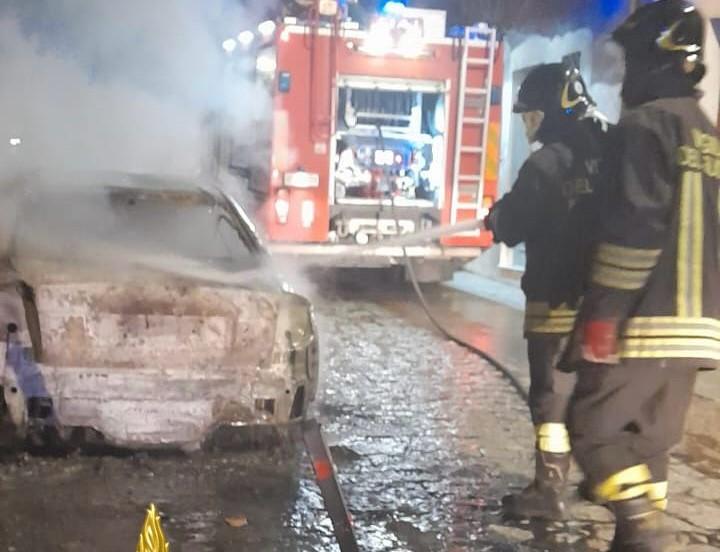 Orgosolo, auto distrutta dalle fiamme in corso Repubblica