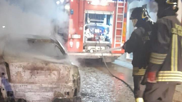 Orgosolo, auto distrutta dalle fiamme in corso Repubblica