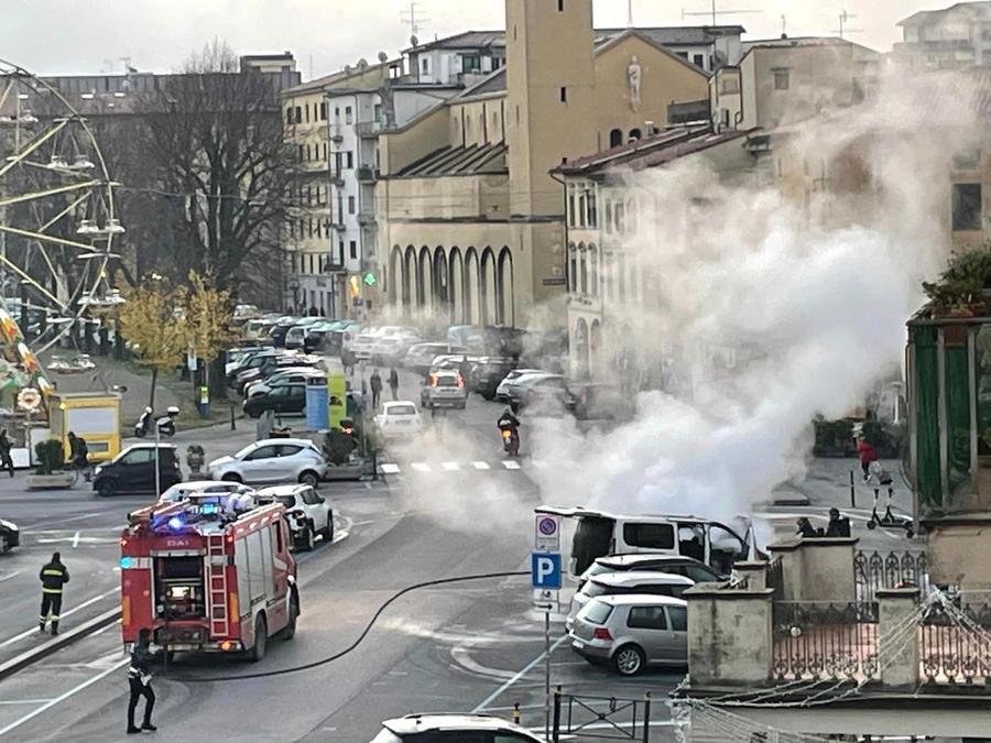
	L'incendio del furgone in piazza Mercatale


