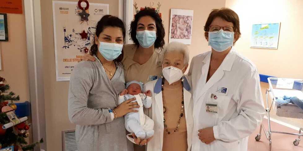 La professoressa Ceccarelli nel reparto di pediatria a cui regalava i cappellini fatti a mano per i neonati