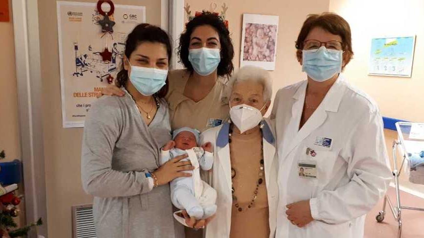 La professoressa Ceccarelli nel reparto di pediatria a cui regalava i cappellini fatti a mano per i neonati