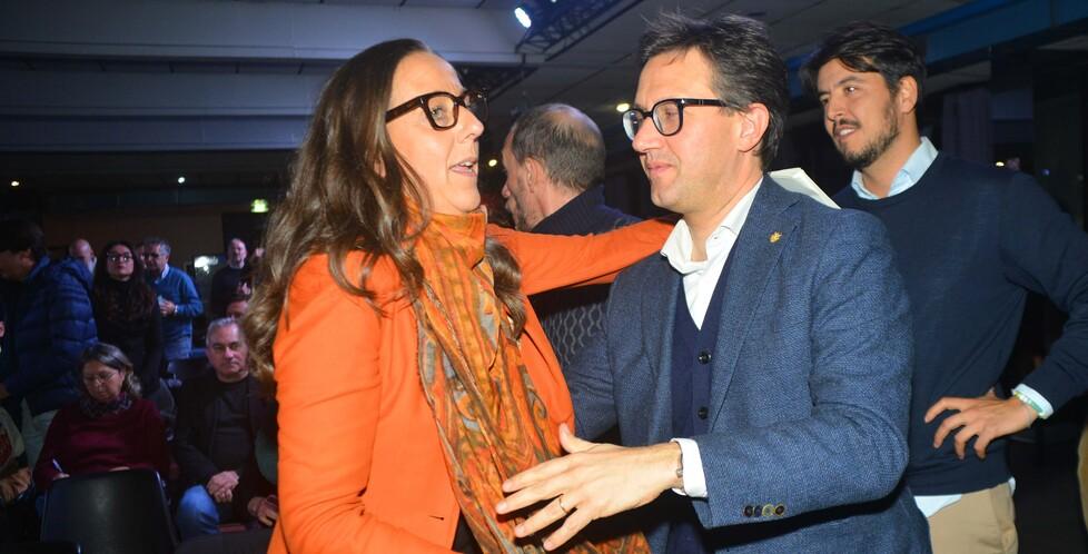 L’abbraccio fra Sara Funaro e Dario Nardella lunedì sera dopo l’incoronazione all’assemblea dem