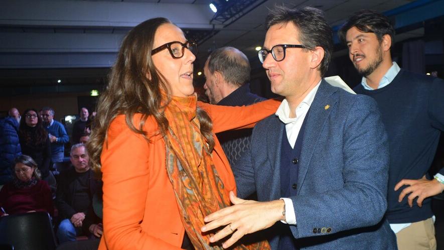 L’abbraccio fra Sara Funaro e Dario Nardella lunedì sera dopo l’incoronazione all’assemblea dem