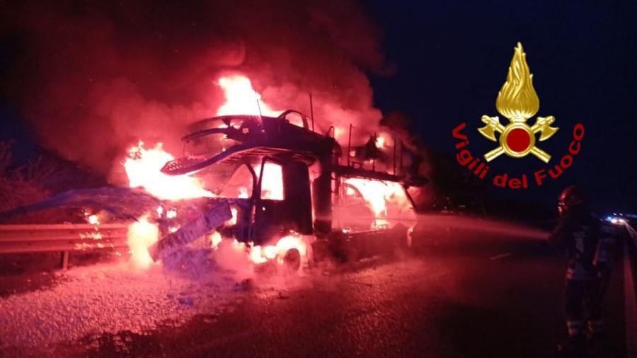 In fiamme un camion carico di automobili sulla 131, strada bloccata per ore