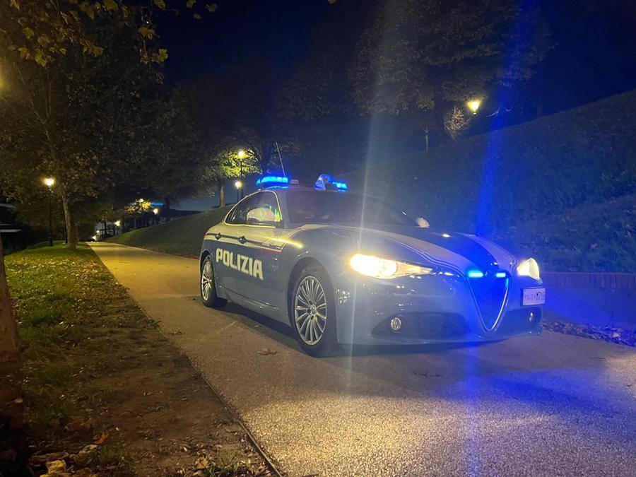 Lucca, rissa e aggressione ai poliziotti: 4 arresti. La ricostruzione di una notte di follia