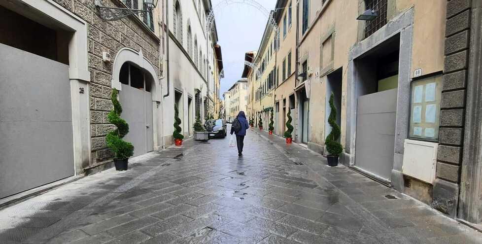 I pannelli sui fondi sfitti in via Luigi Muzzi