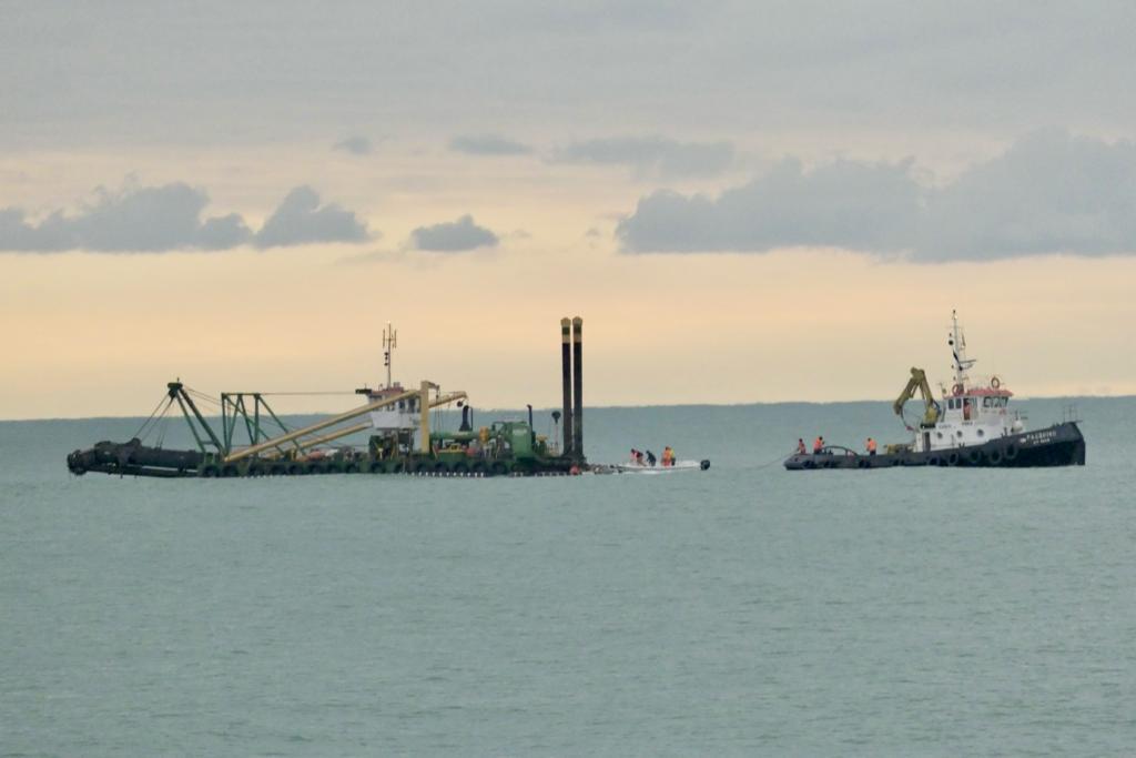 Sos sabbia al porto di Viareggio, arriva la draga: «Libererà l’imboccatura»