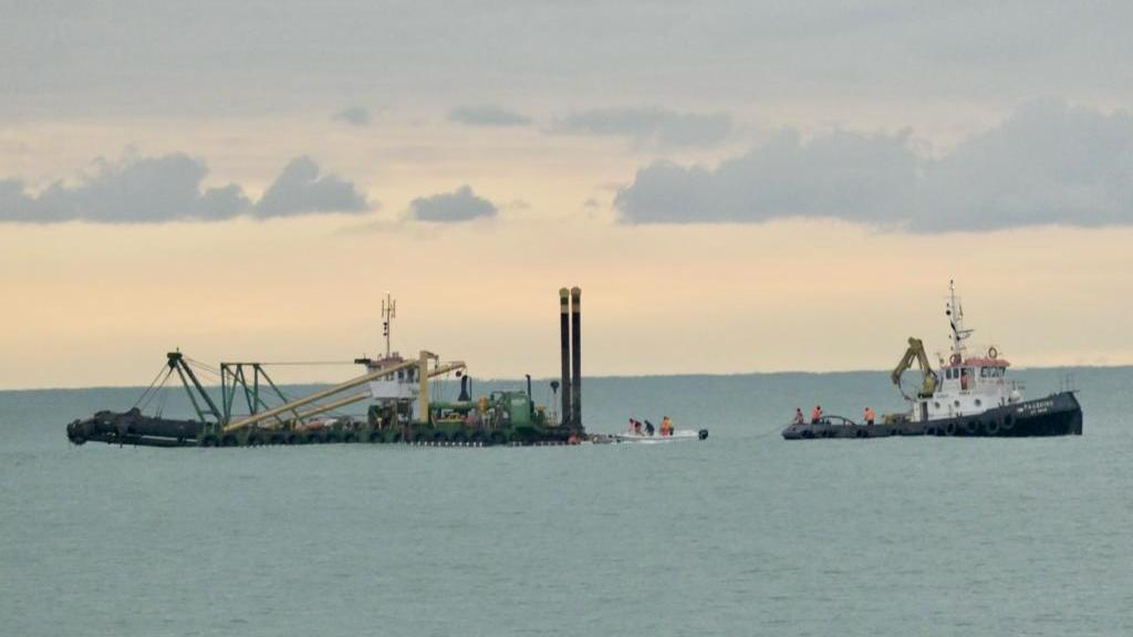 Sos sabbia al porto di Viareggio, arriva la draga: «Libererà l’imboccatura»