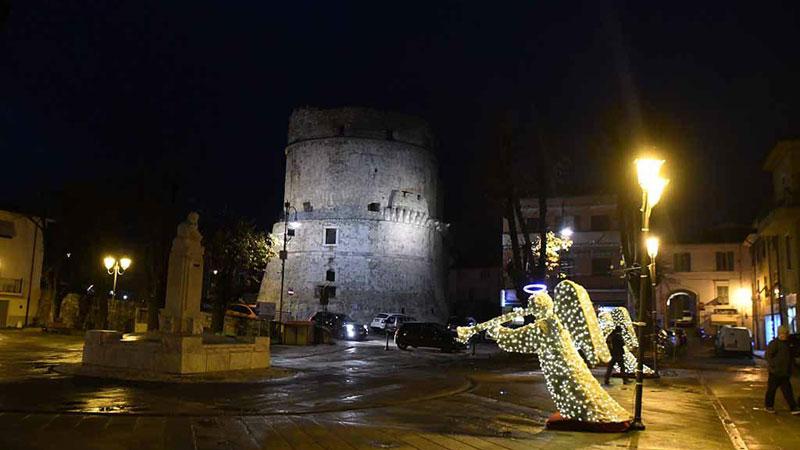 Avenza, il Natale non abita qui: «Poche luci, un gran deserto»