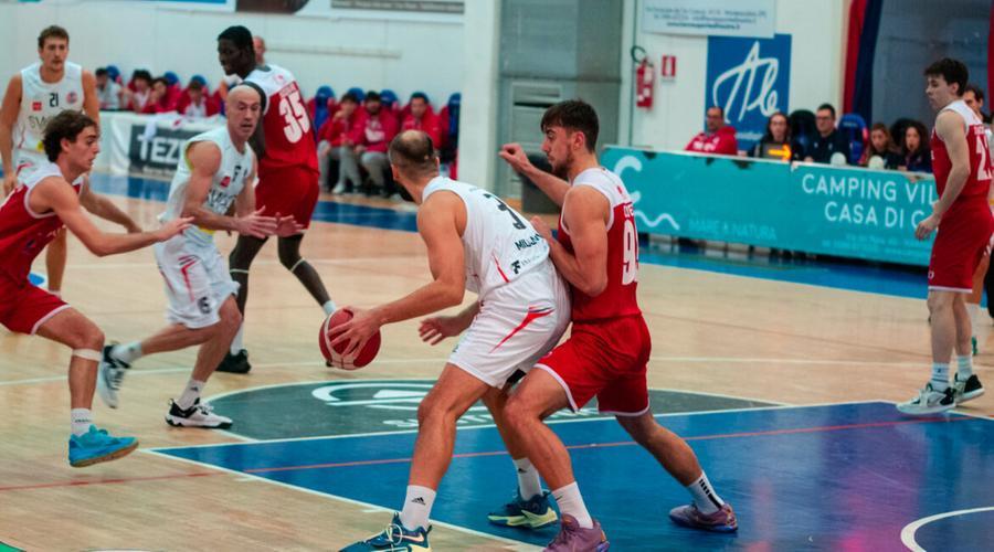 
	Un&rsquo;azione di Milojevic in post basso contro la Virtus Siena (foto tratta dal sito del Basket Cecina)

