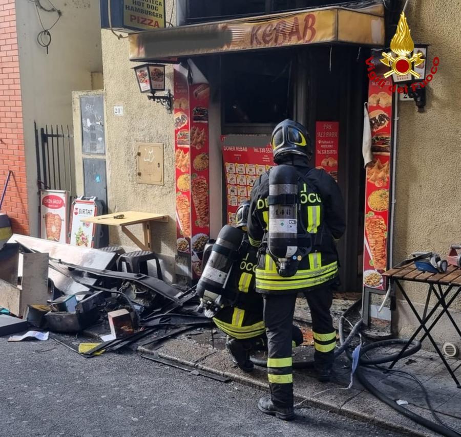 Montecatini, incendio in un fast food di kebab: evacuato l’appartamento sopra l’attività
