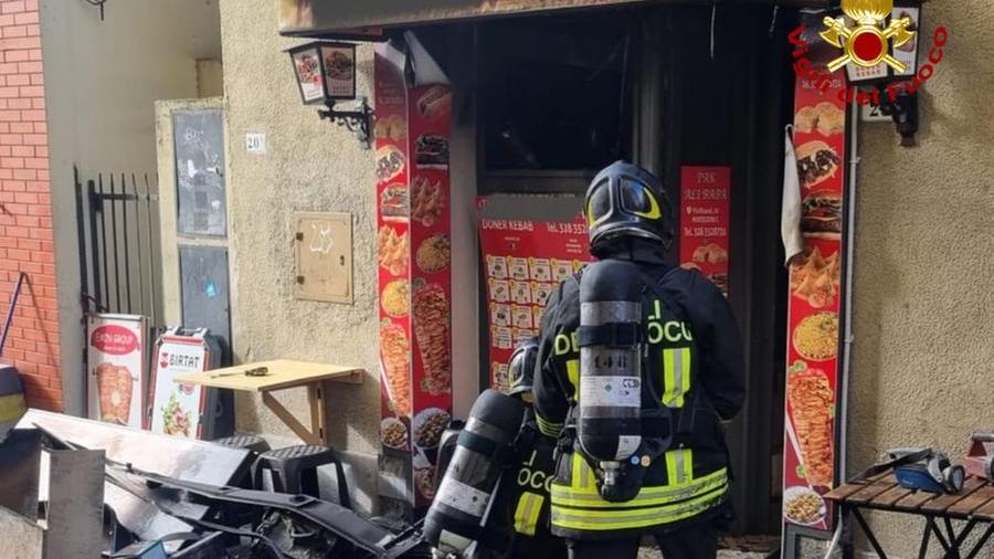Montecatini, incendio in un fast food di kebab: evacuato l’appartamento sopra l’attività