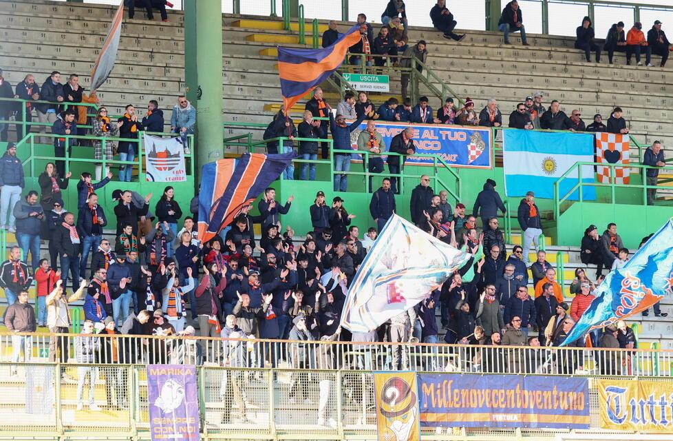 I tifosi arancioni nell’ultima gara casalinga col Fanfulla (foto Nucci)