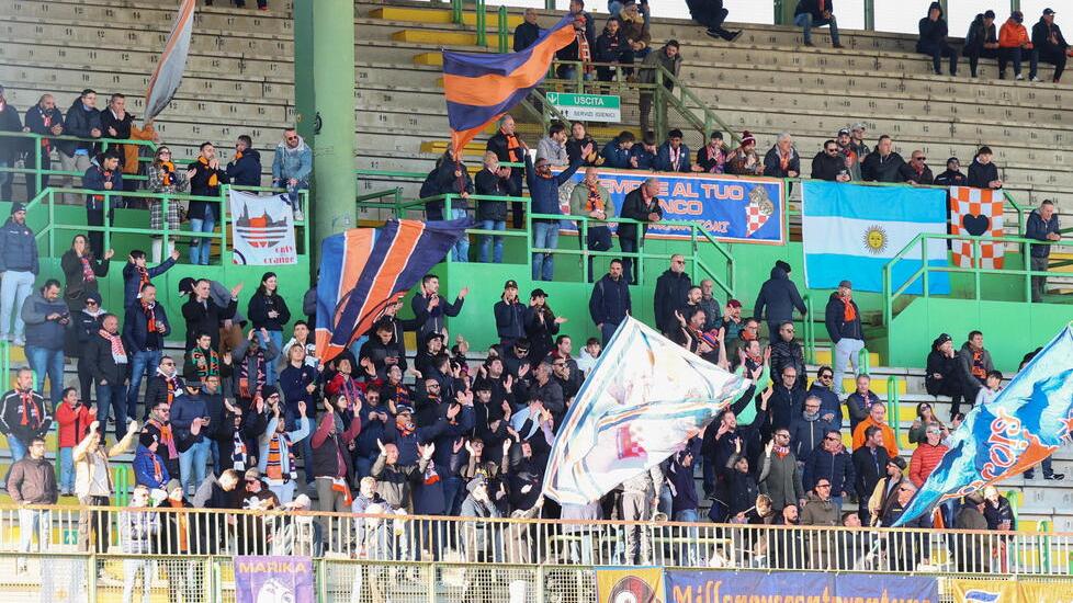 I tifosi arancioni nell’ultima gara casalinga col Fanfulla (foto Nucci)