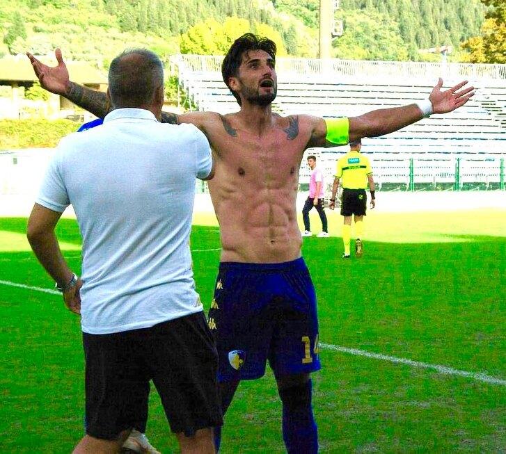 Yusuf Cela esulta dopo una rete