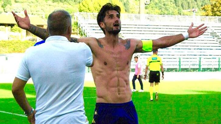 Yusuf Cela esulta dopo una rete