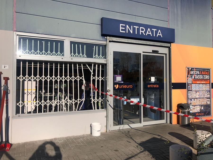 Reggio Emilia, tentato furto da Unieuro: i ladri sradicano la saracinesca