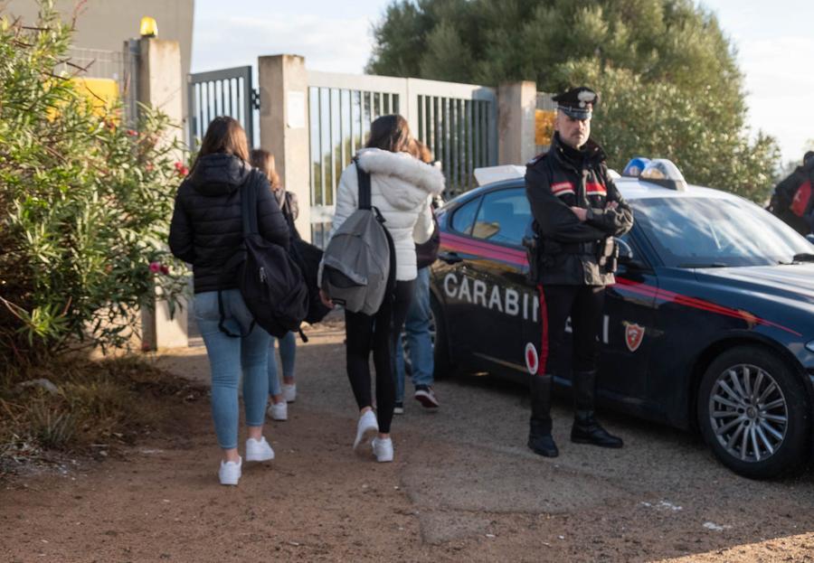 
	Studenti davanti alla scuola di Capoterra dove &egrave; avvenuto l'accoltellamento

