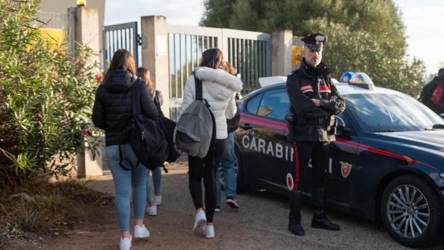 Studenti davanti alla scuola di Capoterra dove è avvenuto l'accoltellamento