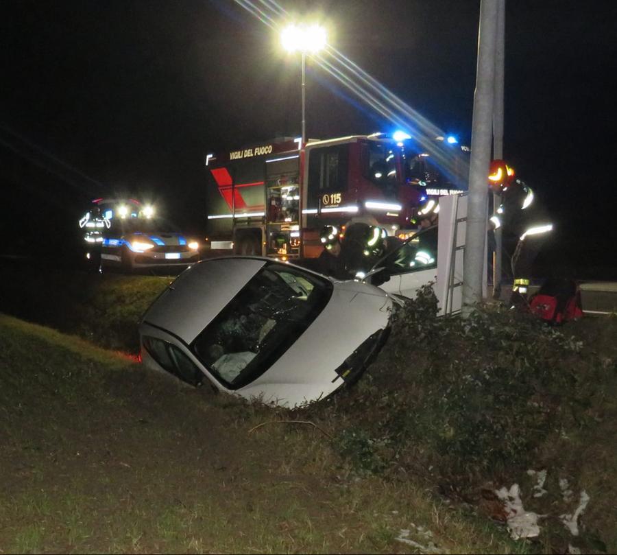 Esce di strada e sbatte contro un palo, morto un uomo di Renazzo