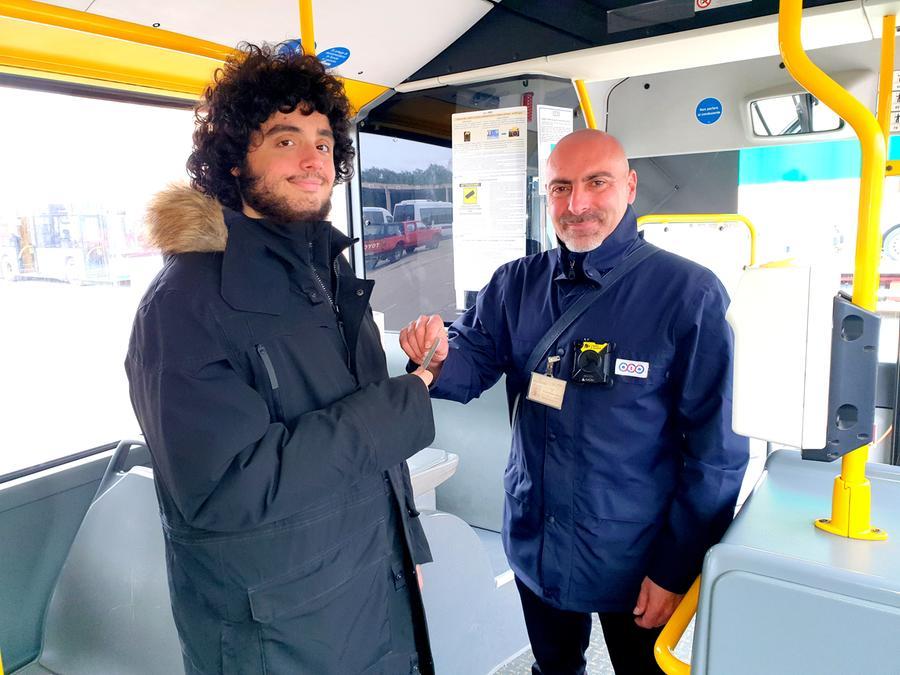 
	Lorenzo Paolo Medas, il giovane che d&agrave; il nome alla fondazione creata dai genitori, e il controllore Giovanni Carboni (foto di Ivan Nuvoli)

