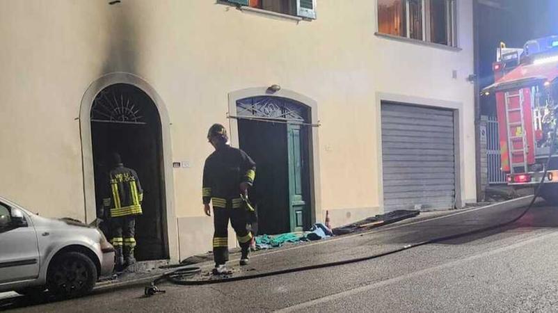 Morti nell’incendio, il marito si è sacrificato per provare a salvare la moglie