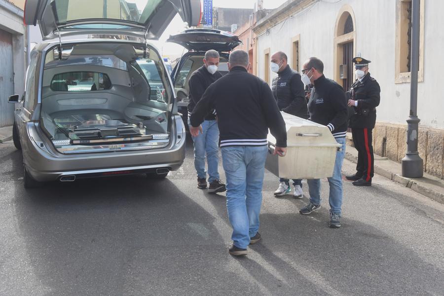 
	Il feretro col corpo di Daniela Cadeddu portato fuori dalla casa dove si &egrave; consumato il delitto

