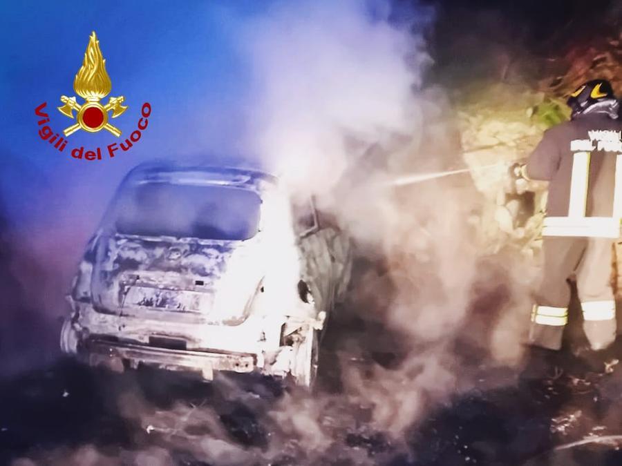 Santa Maria a Monte, auto distrutta dalle fiamme nella notte: indagini in corso